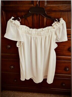 NWOT CeCe GORGEOUS Cream Off-Shoulder Blouse, Size Medium